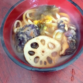 とろろ昆布と、茄子と蓮根と椎茸の天ぷらうどん。